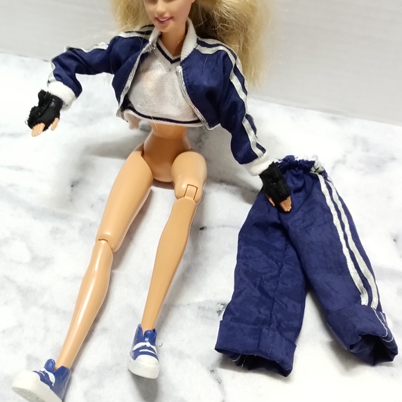 Barbie doll with the jumpsuit gloves and sneakers articulating vintage 1993 - Picture 2 of 9